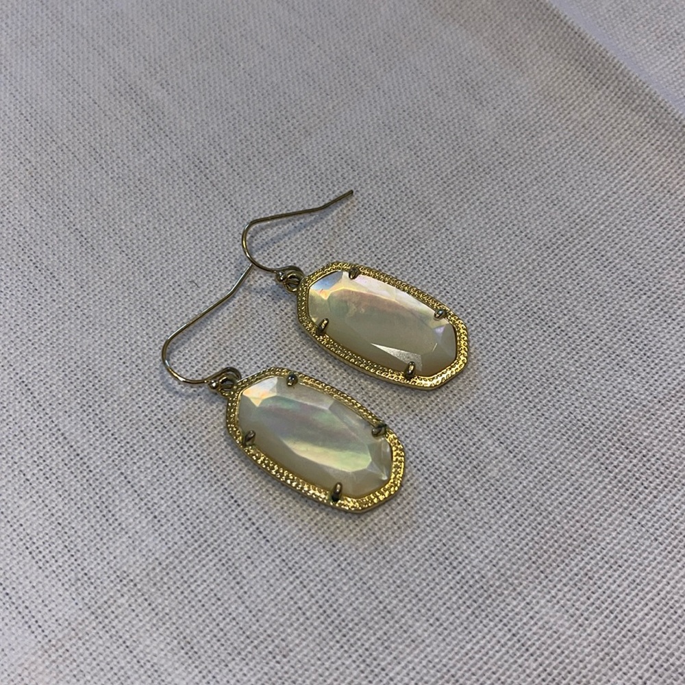 Kendra Scott drop earrings in mother of pearl finish